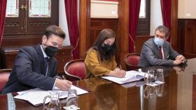 La alcaldesa de A Coruña, Inés Rey, firma la ‘Carta de Compromiso del Turismo Sostenible’.