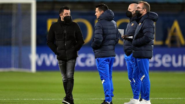 Xavi Hernández con su cuerpo técnico