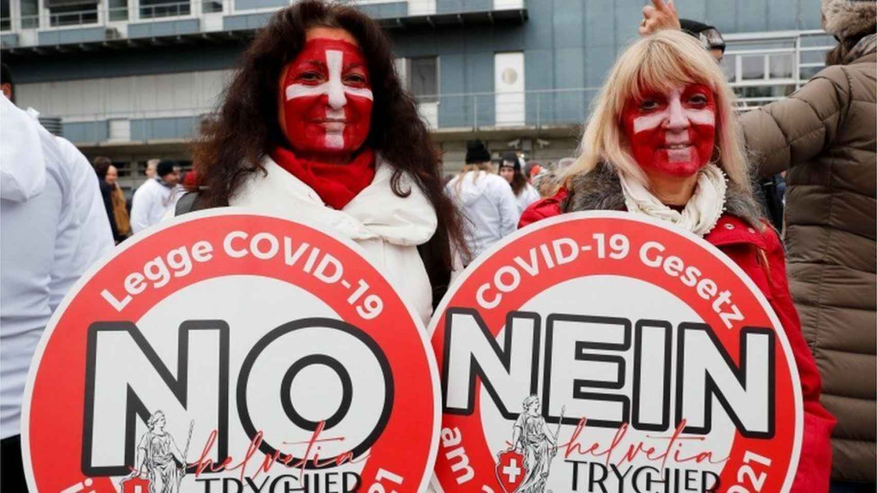 Dos mujeres suizas en una manifestación contra el pasaporte Covid.