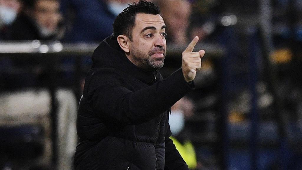 Xavi dando indicaciones en el área técnica