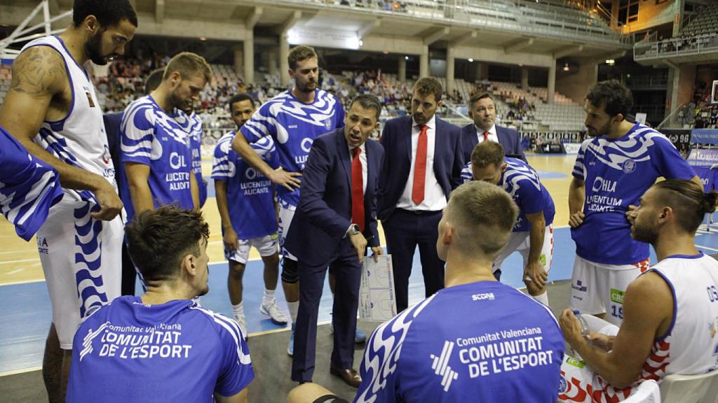 El entrenador del HLA Alicante, García de Vitoria, analiza el futuro del proyecto.