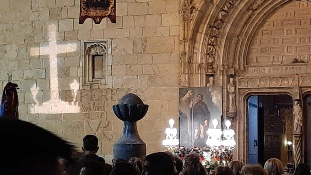 La cruz de Callosa de Segura se mantiene ahora solo como una luz en ocasiones especiales.