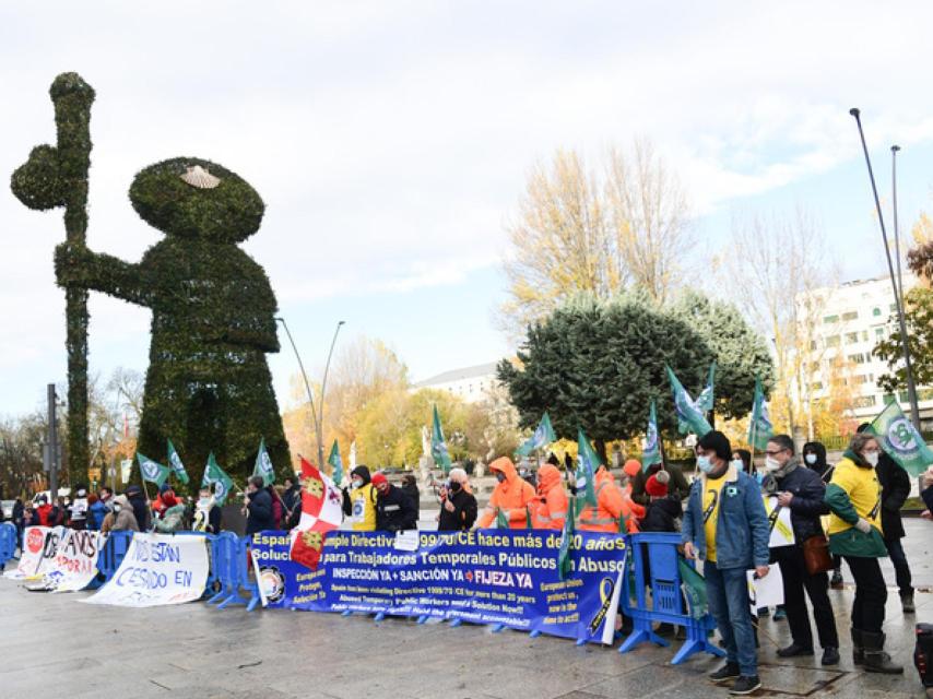 Protestas de trabajadores públicos frente al encuentro del PSOE