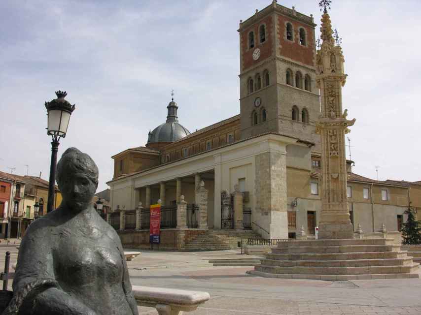 Iglesia de San Miguel en la Plaza Mayor de Villalón de Campoos