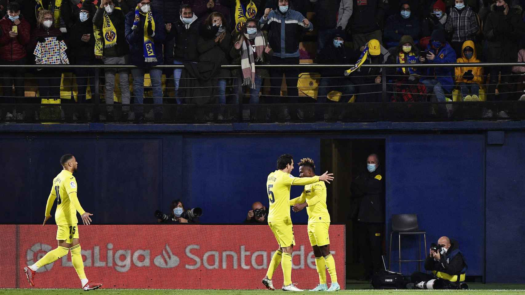 Los jugadores del Villarreal celebrando el gol de Chukwueze