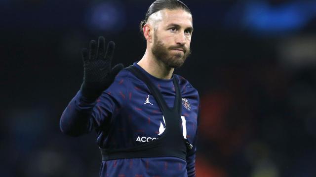 Sergio Ramos durante un calentamiento con el PSG