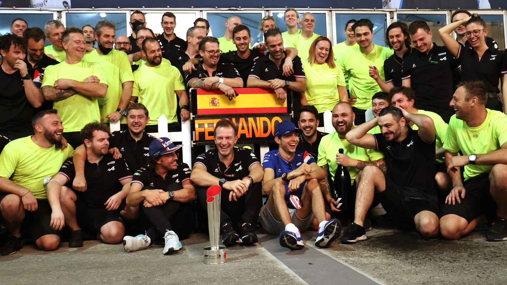 Fernando Alonso celebra su podio con Esteban Ocon y el equipo Alpine
