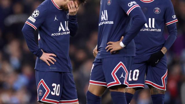 Messi, Mbappé y Neymar, cabizbajos durante un partido del PSG