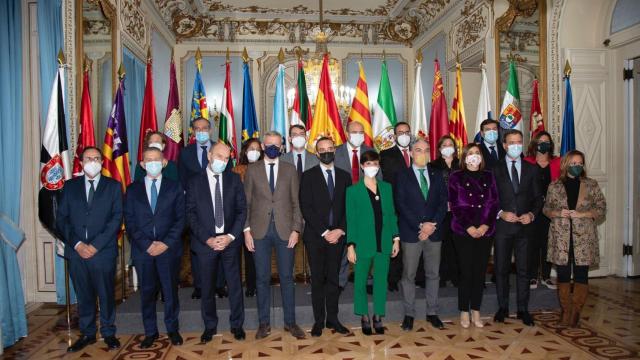 La ministra de Política Territorial, Isabel Rodríguez, rodeada de consejeros autonómicos, este viernes, en la reunión preparatoria de la Conferencia de Presidentes.