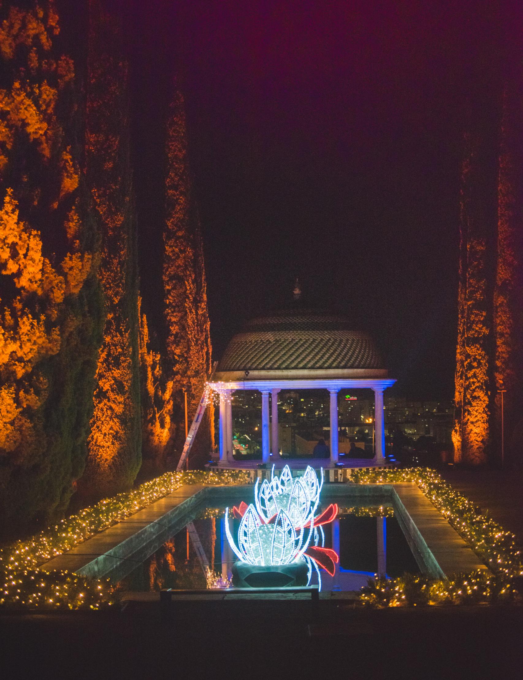 Una imagan del Jardín de La Concepción iluminado.
