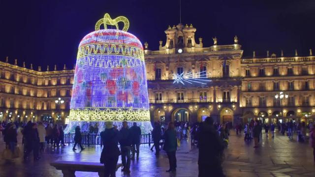 La Plaza Mayor de Salamanca iluminada con una gran campana