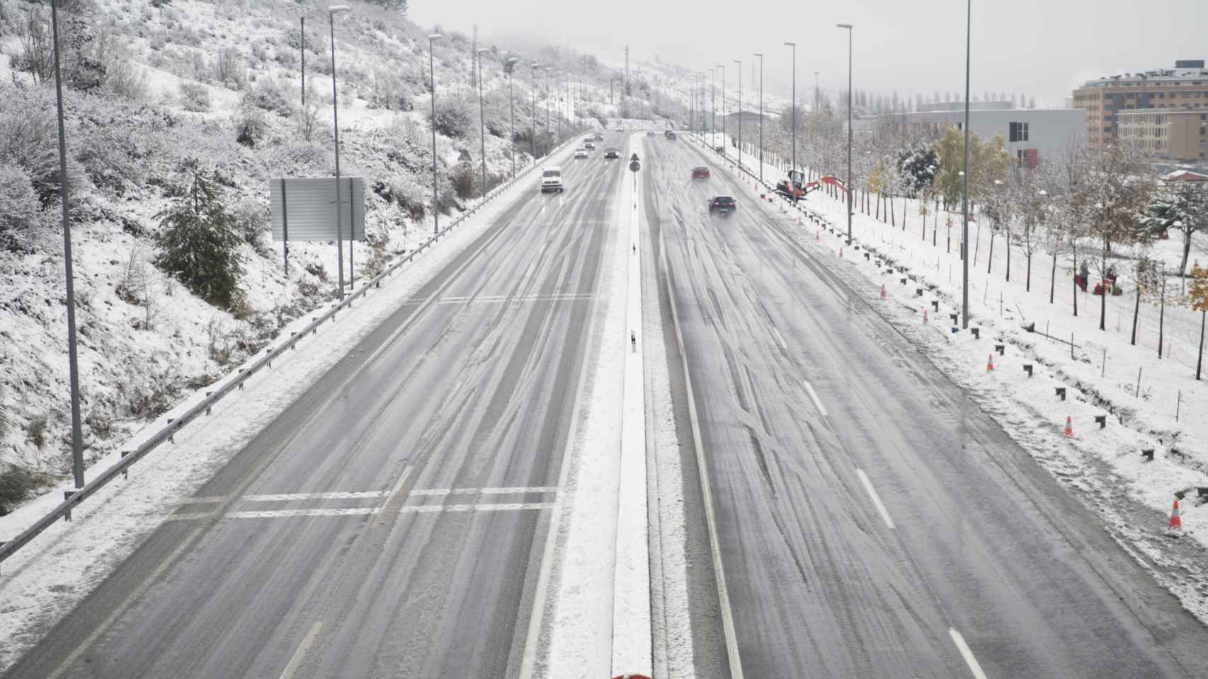 Carretera nevada del norte de España.