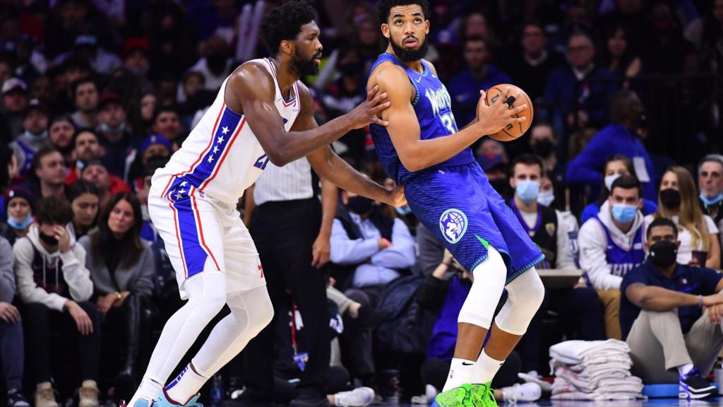 Joel Embiid defiende una acción ante Karl Anthony-Towns