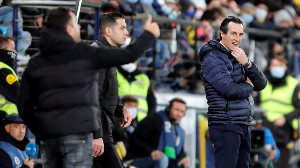 Unai Emery y Xavi Hernández, durante el Villarreal - FC Barcelona de La Liga