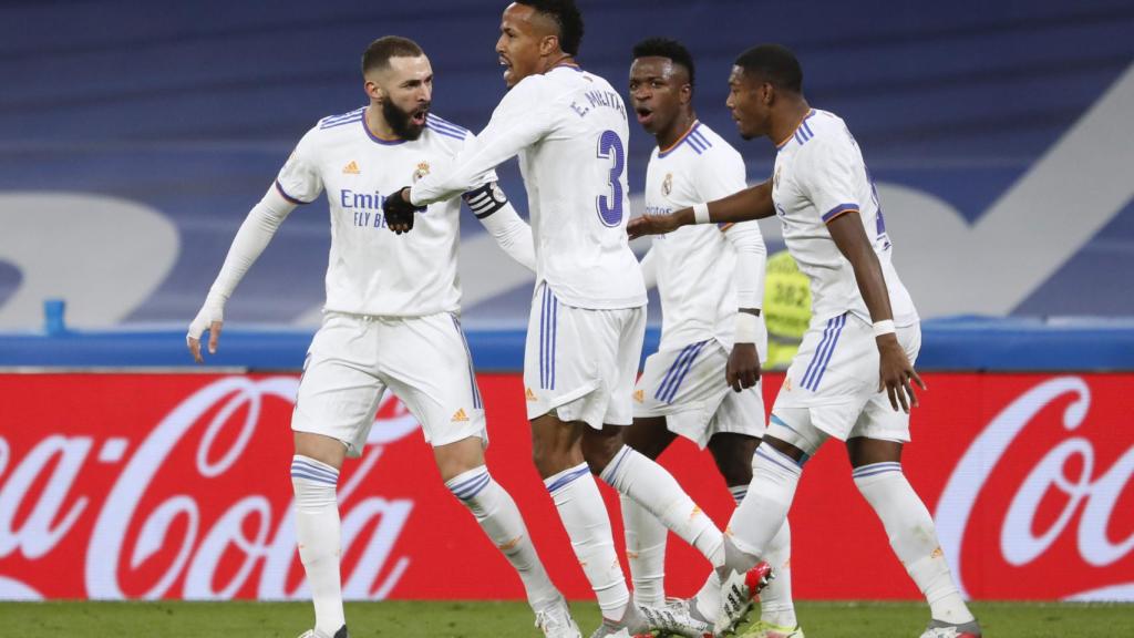 Los jugadores del Real Madrid felicitan a Karim Benzema por su gol al Sevilla