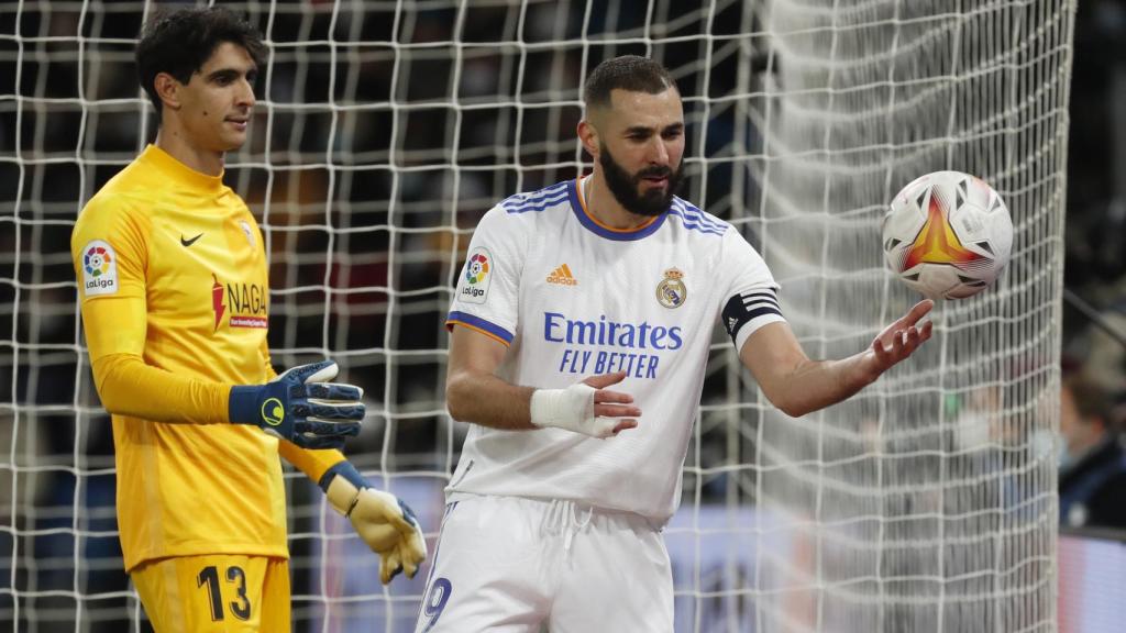 Yassine Bounou y Karim Benzema, durante el Real Madrid - Sevilla