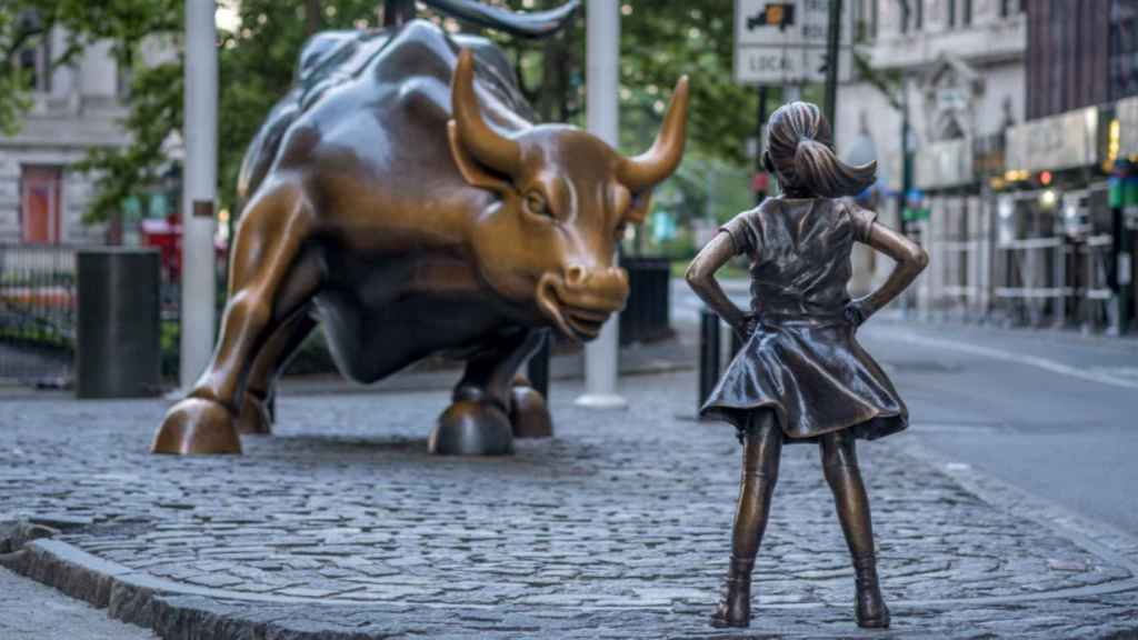 La niña 'sin miedo' frente al toro de Wall Street en su ubicación originaria.