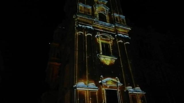 Vídeo: la Navidad 'toma' la torre sur de la Catedral de Málaga