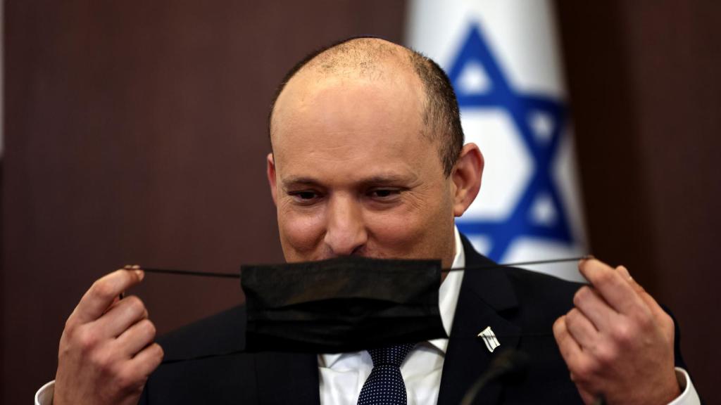 El primer ministro israelí, Naftali Bennett, asiste a una reunión del gabinete en la oficina del primer ministro en Jerusalén.