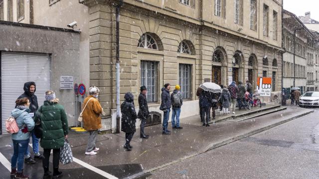 Cola de personas para votar en referéndum sobre el pasaporte Covid en Suiza.