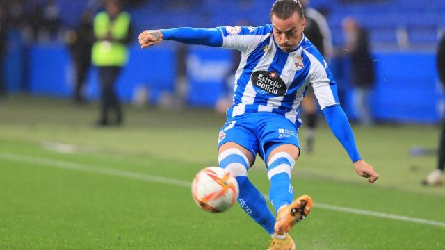 Héctor en un lance del partido entre Deportivo y Bilbao Athletic