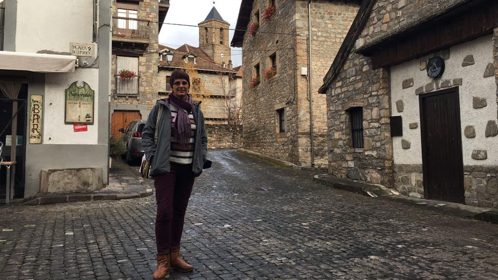 Marta Marín, una de las principales promotoras del cheso, en una calle de Hecho (Huesca).