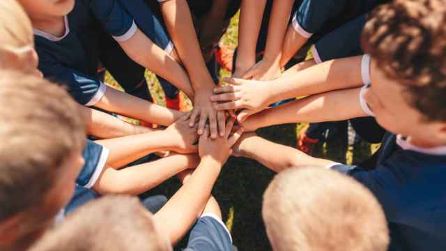 Niños haciendo deporte en equipo en una imagen de archivo.