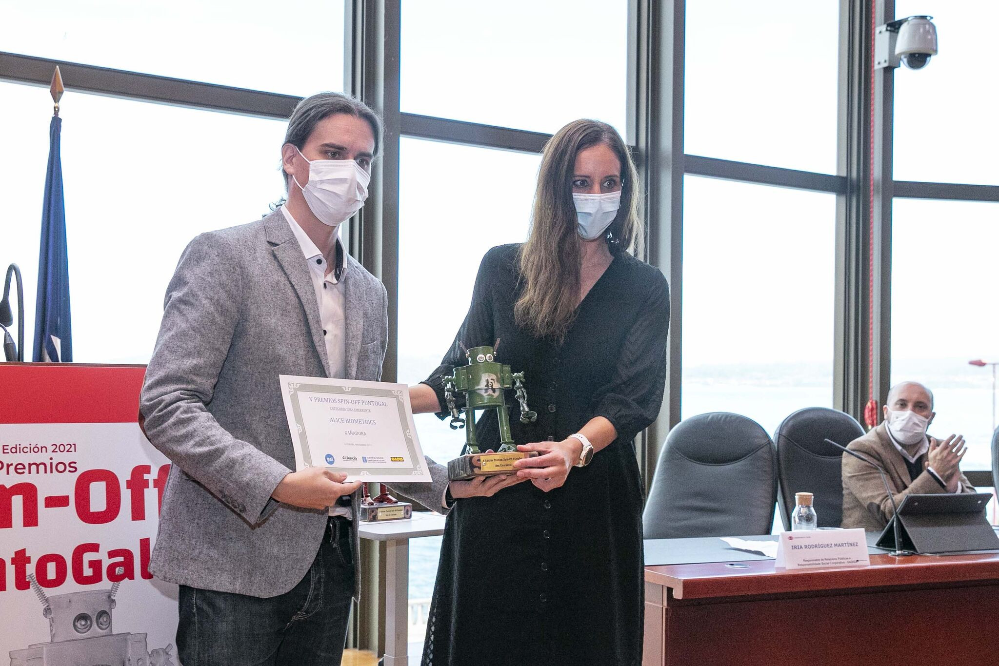 Esteban Vázquez recogiendo el premio a la mejor Idea Emergente en los Premios Spin-Off PuntoGal 2021.