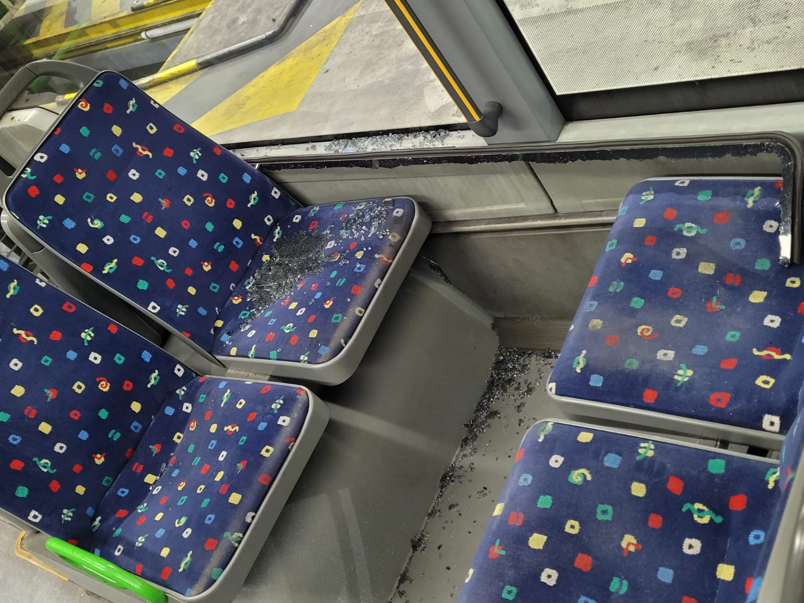 Cristales rotos en el interior del autobús. Foto: cedida