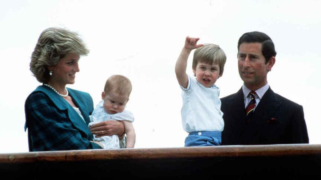 Diana y Carlos junto a sus hijos, en una imagen de archivo.