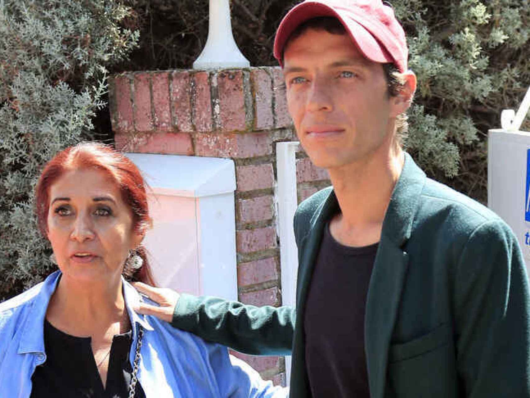 Camilín junto a su madre, Lourdes Ornelas, en una imagen a la puerta de su casa en Torrelodones.