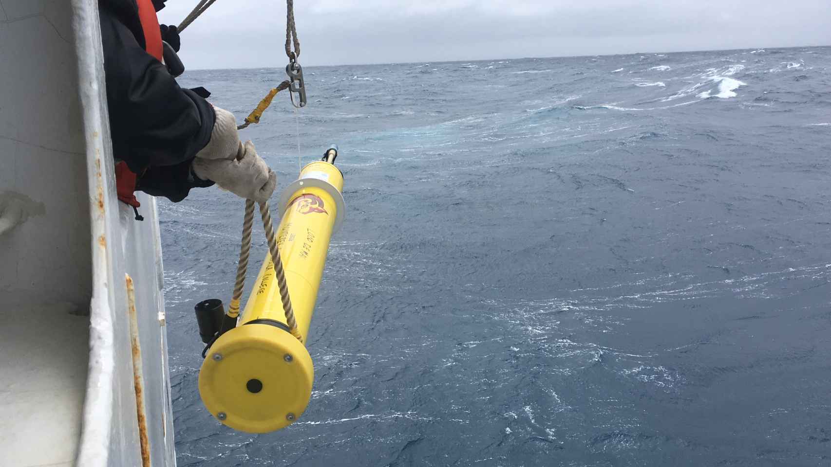 Los investigadores lanzan un flotador de Argo al oceáno.
