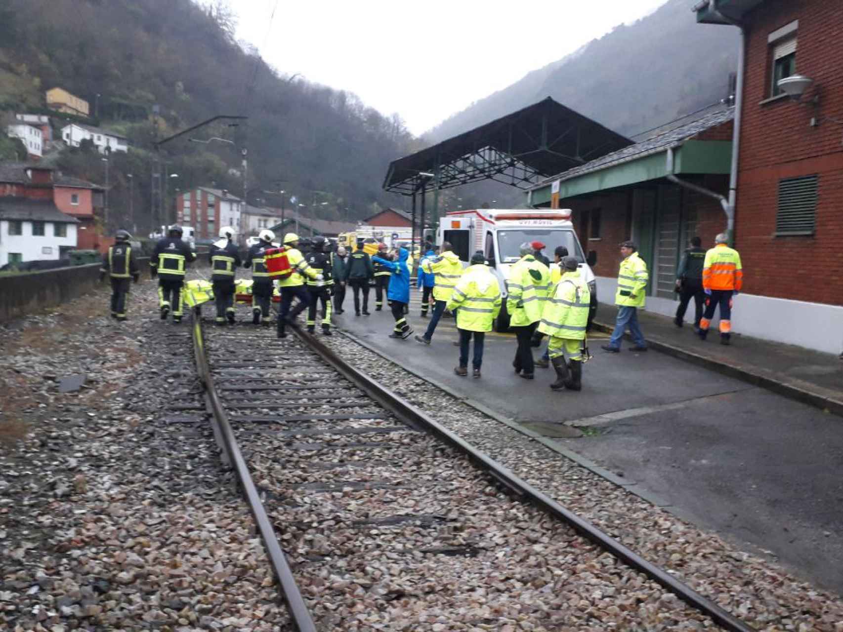 Tareas de emergencia a consecuencia del descarrilamiento del tren