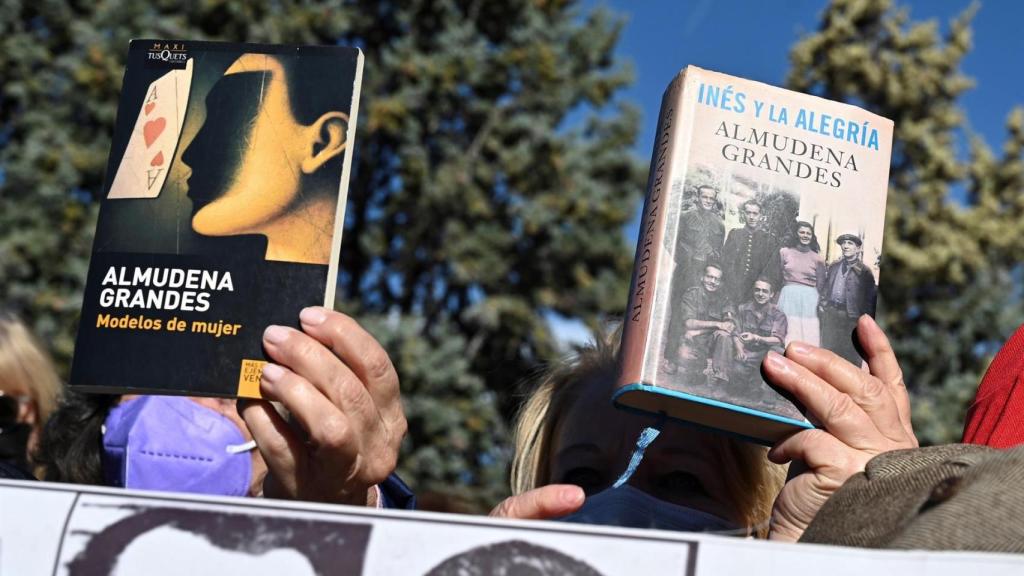 Hasta el Cementerio Civil se han desplazado centenares de personas portando libros de la autora.