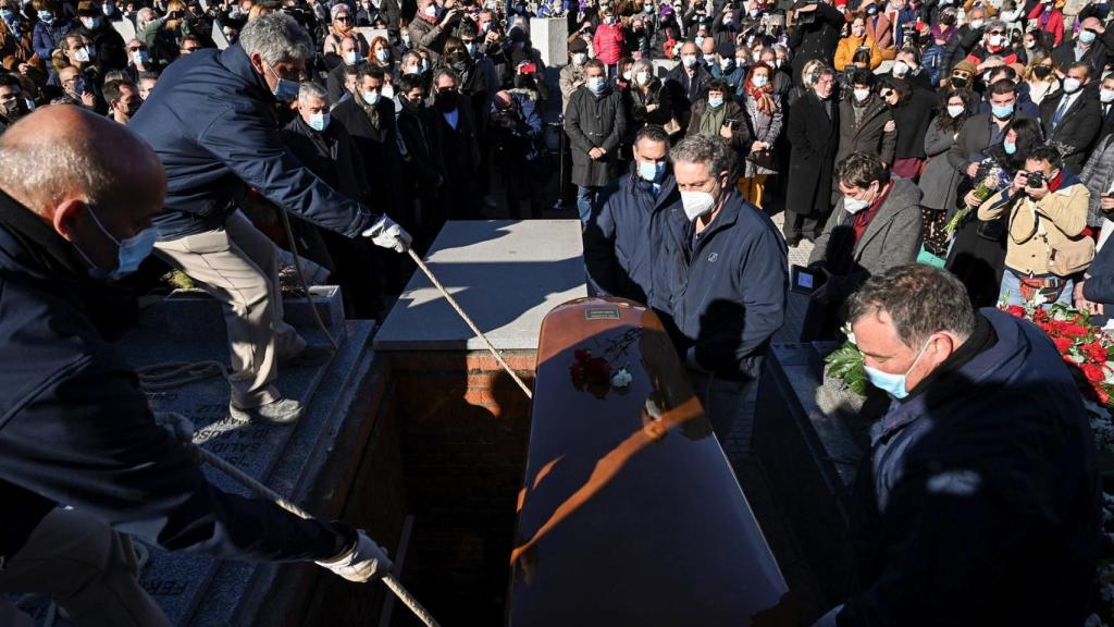 Los restos de Almudena Grandes descansan en su querido Cementerio Civil, reivindicado en muchas ocasiones por la escritora.