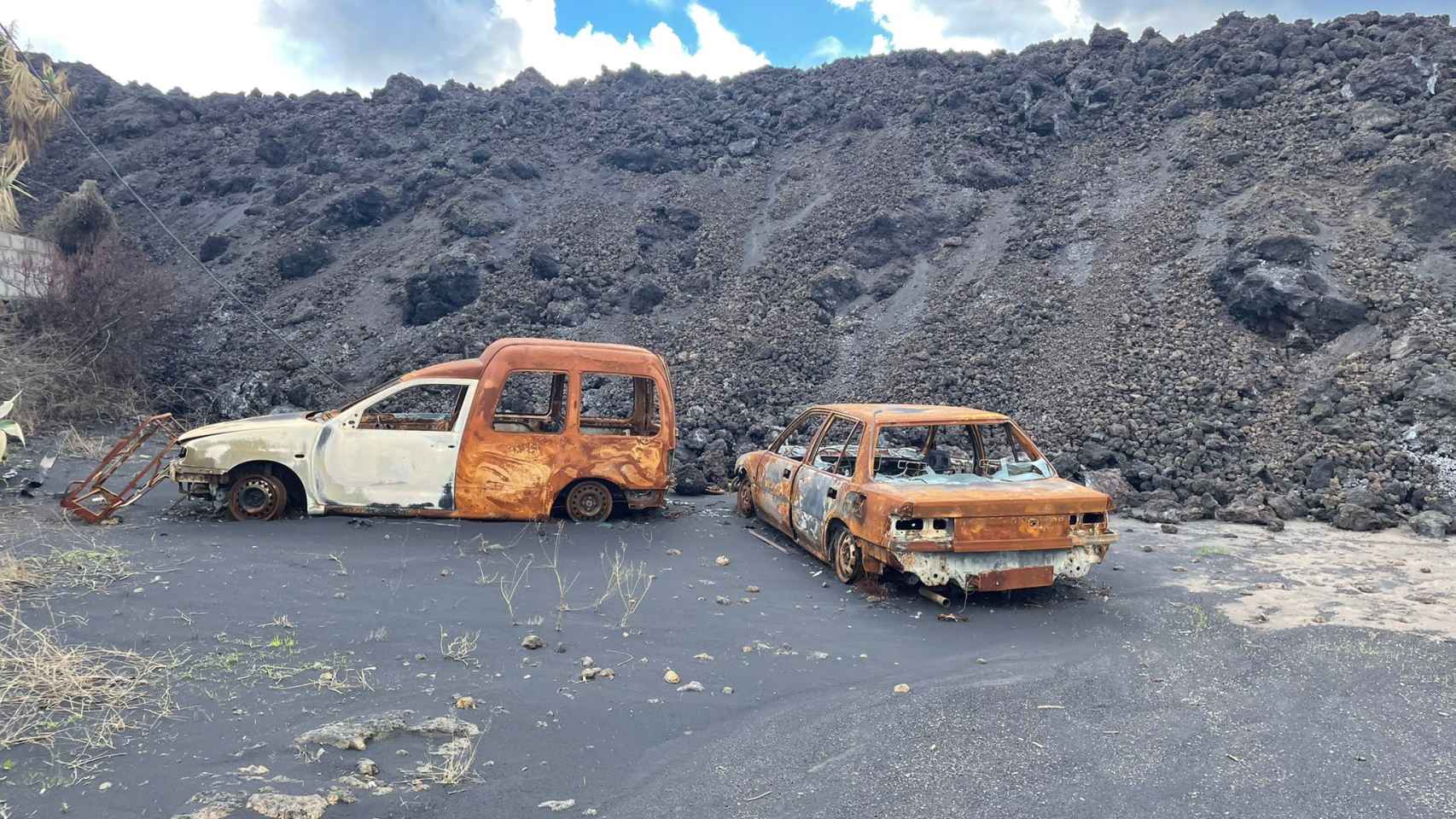 Dos coches calcinados por el volcán.