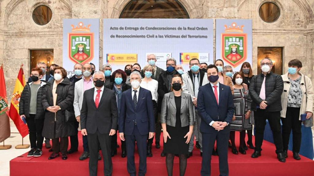 Foto de familia en Burgos del reconocimiento civil a las víctimas del terrorismo