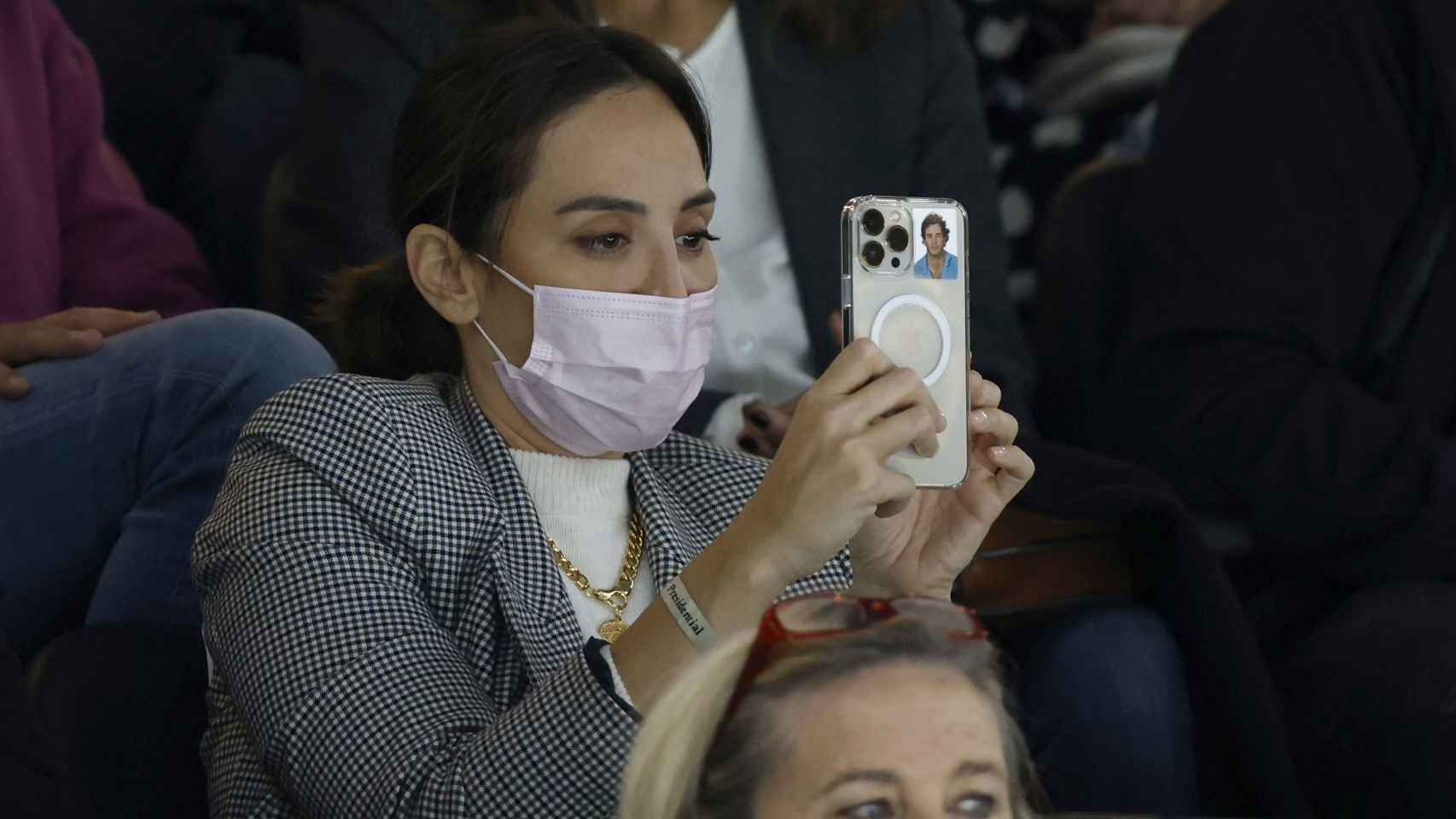 Tamara Falcó lleva una foto carné de Íñigo Onieva en su móvil.