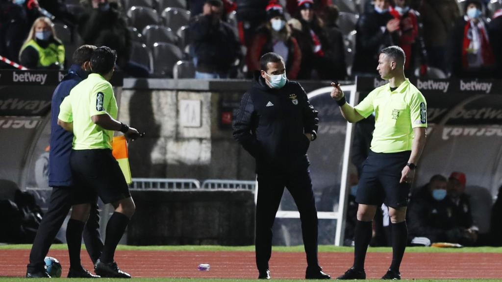 El árbitro Manuel Mota decreta el final del partido y le explica la situación al entrenador del Benfica