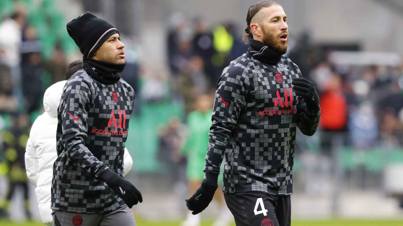 Neymar y Sergio Ramos durante un calentamiento con el PSG