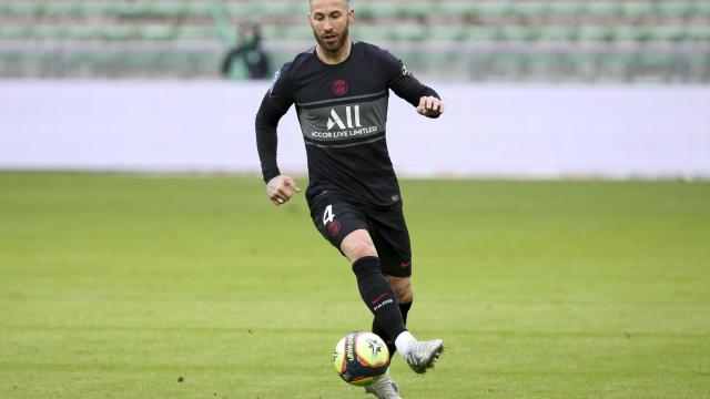 Sergio Ramos durante su debut con el PSG