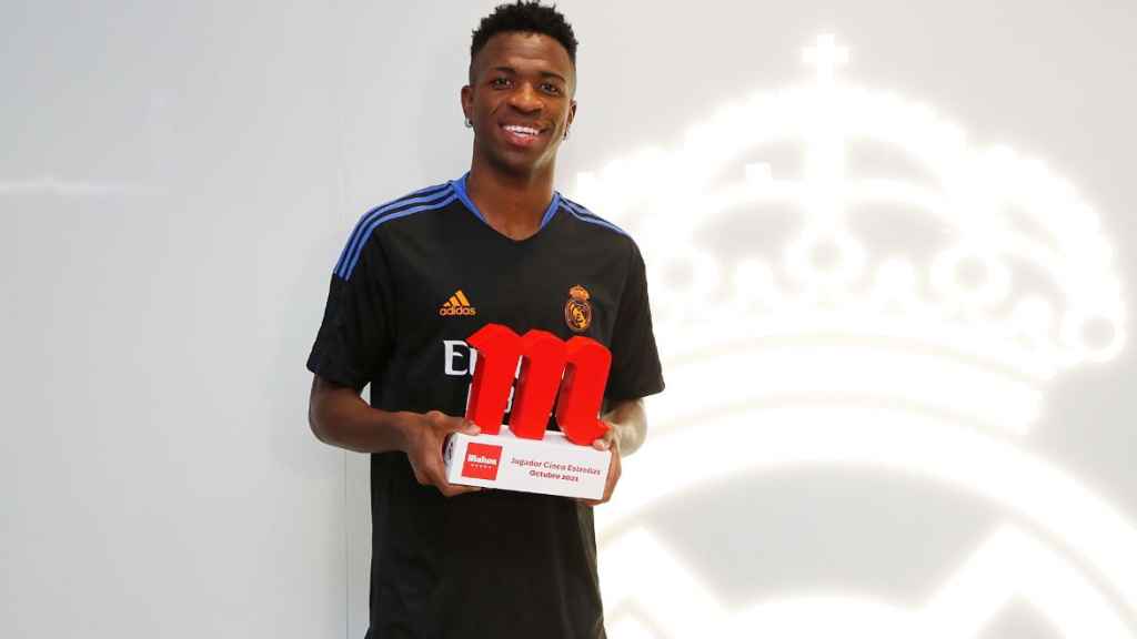 Vinicius Júnior, con su premio Cinco Estrellas Mahou al mejor jugador de octubre