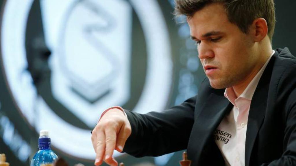 Magnus Carlsen, jugando a ajedrez