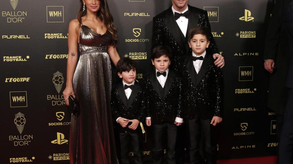 Leo Messi junto a Antonela Roccuzzo y sus hijos en la gala del Balón de Oro 2021