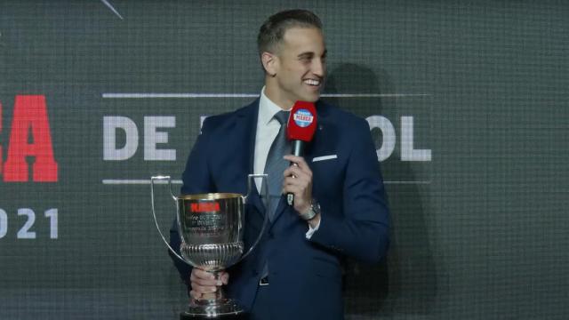 Alberola Rojas recibe el Trofeo Guruceta. Foto: MARCA