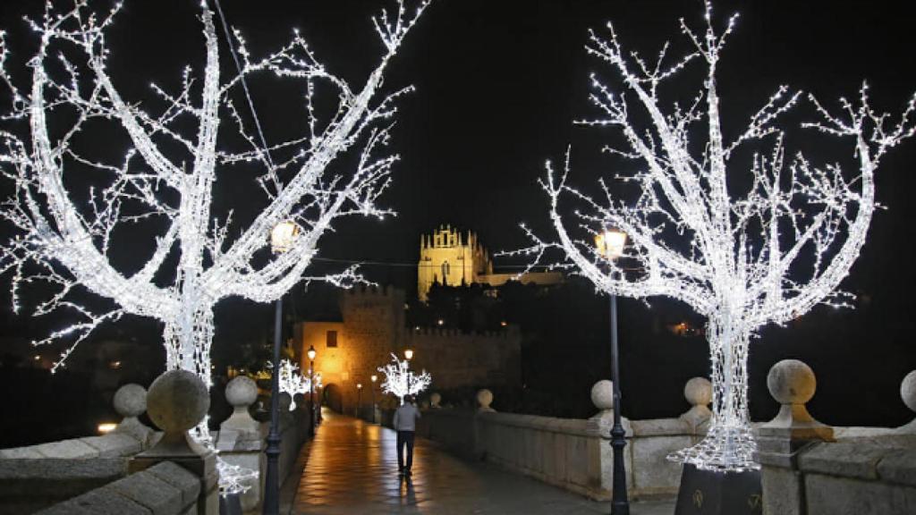 Uno de los puentes de Toledo, decorado por Navidad en 2020.