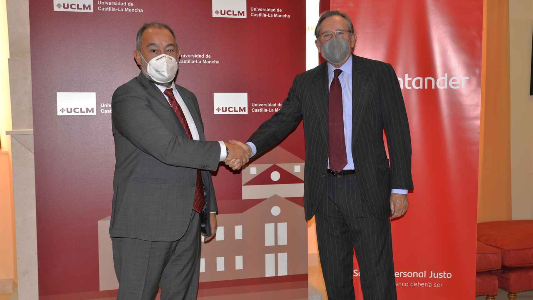 El rector de la UCLM, José Julián Garde (i), y el presidente de Santander Universidades, Matías Rodríguez Inciarte