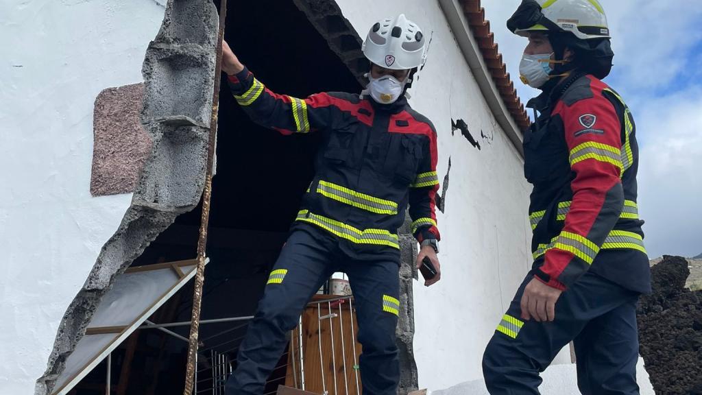 Dos de los bomberos del Consorcio Provincial, con EPI y mascarilla.