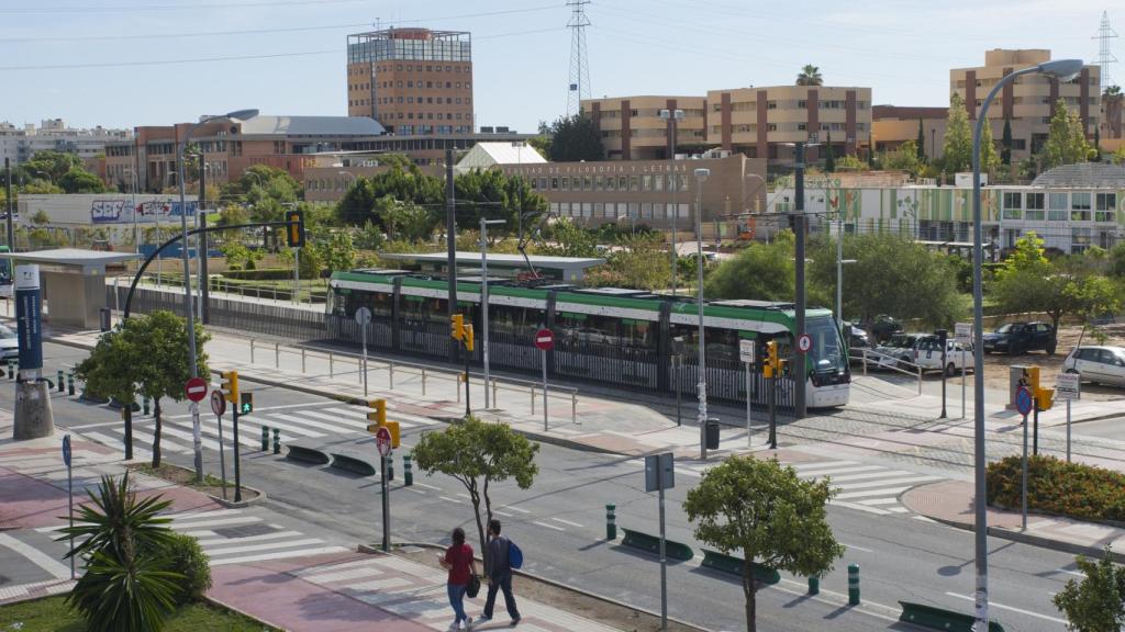 Uno de los trenes del Metro de Málaga, a su paso por el tramo en superficie de la Universidad.