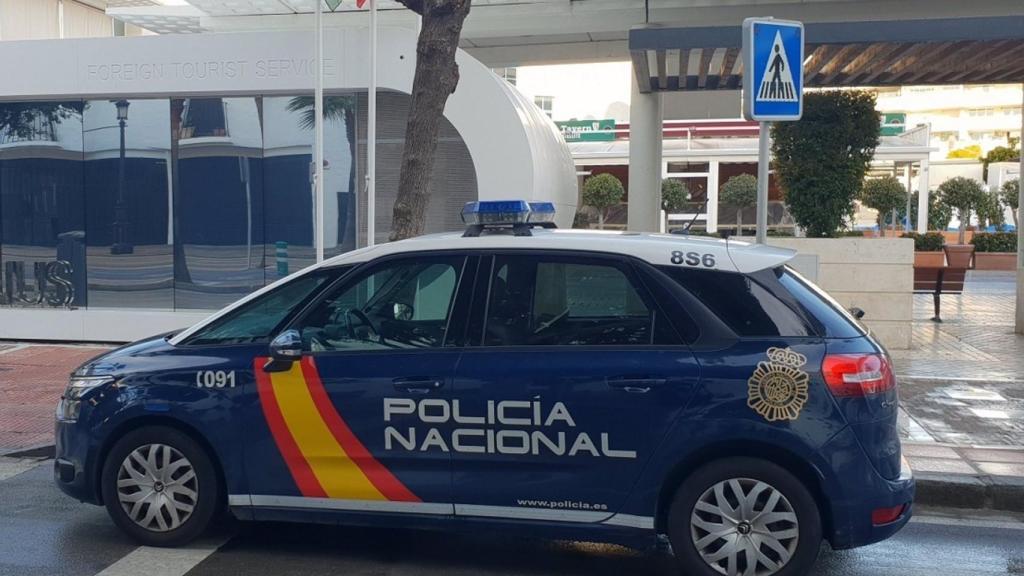 Un coche de la Policía Nacional en la calle en la provincia de Málaga